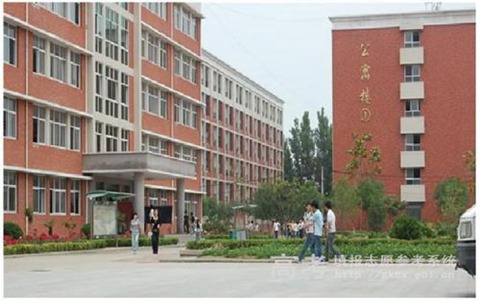 成都指南针职业技术学校建筑工地施工